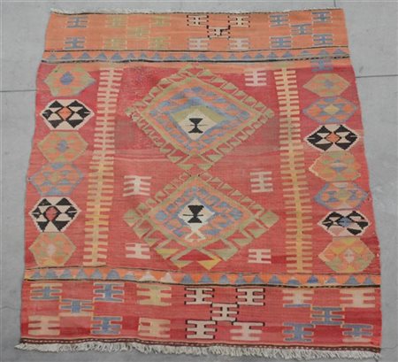 Tappeto Kilim, Anatolia, 
Decoro con due medaglioni romboidali uncinati nei ton