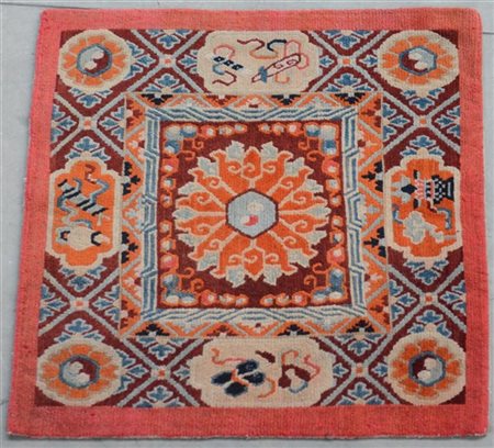 Tappeto Mat, Tibet, inizio secolo XX.
Decoro con medaglione stellare nei toni d