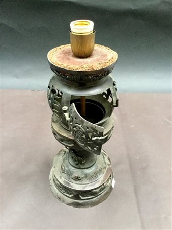 Bracere in bronzo montato a lampada 
Giappone, periodo Meiji (1868-1912)
(h cm