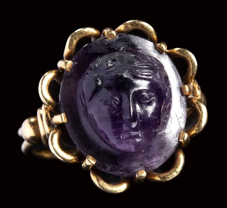 A fine roman amethyst cameo mounted on a modern gold ring. Mask of Bacchus. 