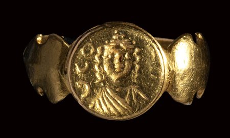 A late roman gold signet ring, with engraved bezel. Female bust with inscriptions. 