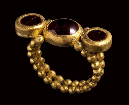 A late roman gold ring set with three garnets. 