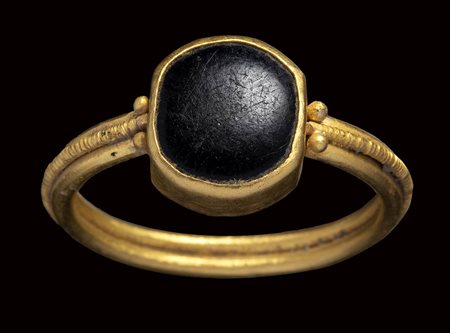 A late roman gold ring set with an onyx stone.