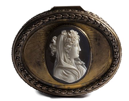 A large two-layers agate cameo set in a Victorian gilded massive silver snuff box. Veiled bust of Flora. 