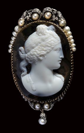 A neoclassical  gold, diamonds and  pearls brooch set with an agate cameo signed Pestrini. 