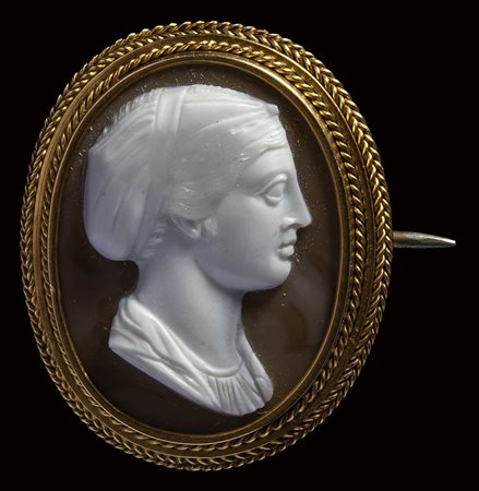 A neoclassical two-layers agate cameo mounted on a gold brooch. Sapho. 