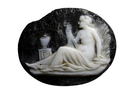 A postclassical oyster shell cameo. Allegorical scene. 