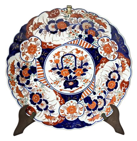 Piatto in porcellana Imari XVIII secolo. Diametro cm 41