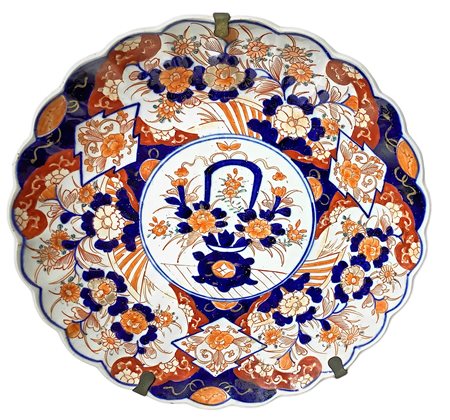 Piatto in porcellana Imari, XVIII secolo. Diametro cm 38