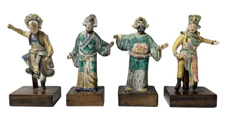 Gruppo di quattro antiche statuette raffiguranti personaggi cinesi in...