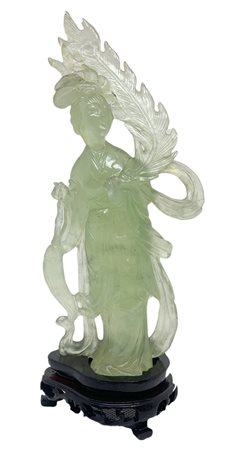 Statuetta in giada di colore verde chiaro raffigurante Guanine. Provenienza...