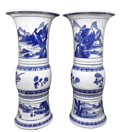 Coppia di vasi a tromba in ceramica cinese bianca blu “Gu” raffiguranti...