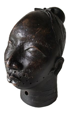 Bronzo raffigurante la testa di un Oni ovvero un Re, Nigeria, XX secolo....