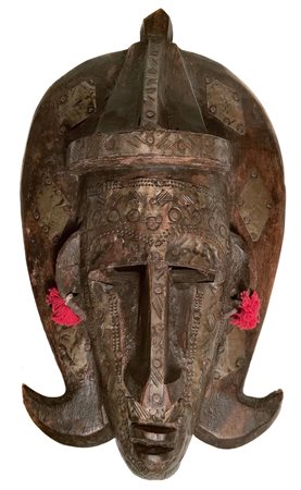 Maschera africana con applicazioni in rame e di tessuto. Cm 34x18,5.