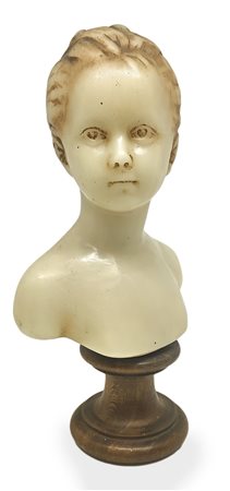 Busto in cera raffigurante bambina, XIX secolo. H cm 24. Base in legno cm 5.