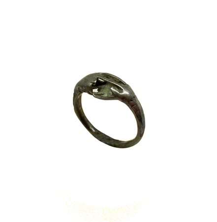 Anello a vera con raffigurazione di due mani che si intrecciano, in argento,...