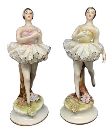 Coppia di ballerine in porcellana di Capodimonte. Piccole mancanze in una. H...