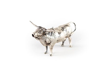 Lattiera in argento - a forma di mucca, con apertura sul dorso decorata da...