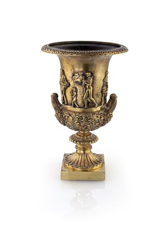 Vaso Medici in bronzo dorato - decorato a tutto tondo con figure in...