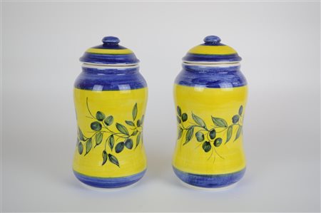 COPPIA DI VASI IN CERAMICA dipinti a mano in colorazioni blu e gialle, al...