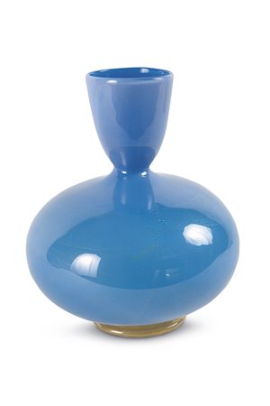 SEGUSO - Vaso in vetro incamiciato azzurro. Inclusioni a foglia d'oro. Base...