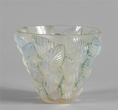 Vaso in vetro decorato con foglie opalescenti 