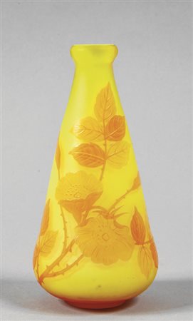 Vaso in vetro giallo lavorato all'acido, f.to 