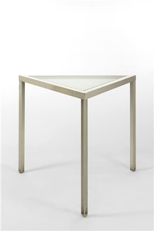 Tavolino triangolare in metallo verniciato grigio con gambe in profilato a T" e