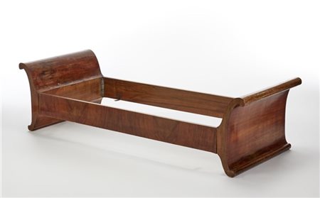 Gigiotti Zanini Dormeuse-divano lastronata in legno con testate a cartiglio. Mil