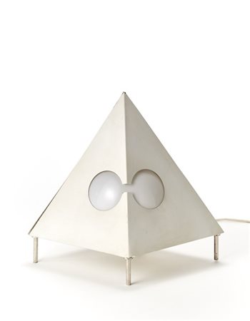 Lino Sabattini Lampada da tavolo di forma piramidale. Bregnano, anni '90. Ottone