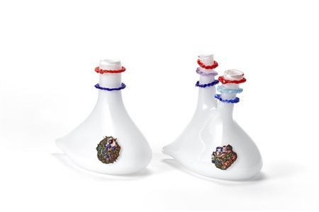Lino Sabattini Due vasi in vetro lattimo di forme diverse con applicazioni rosse