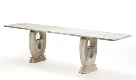 Grande tavolo con piano rettangolare in marmo bianco venato, basi decorate a vo