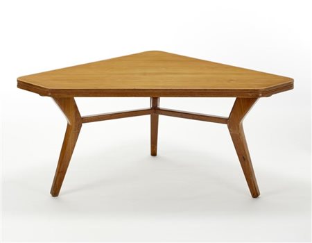Tavolo tripode con struttura in legno massello di castagno e piano triangolare