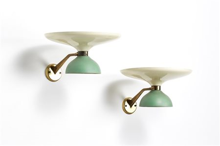 Coppia di lampade da parete con braccio in ottone, paralume in metallo vernicia