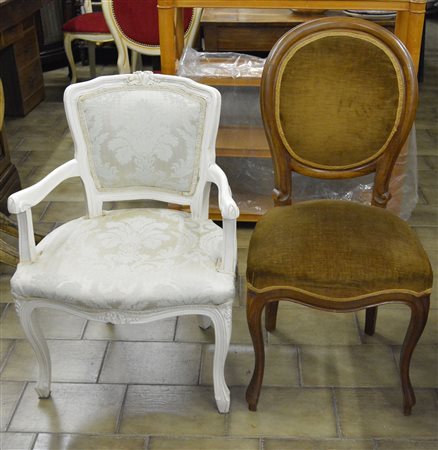 Poltroncina bianca e sedia in noce rivestita in velluto