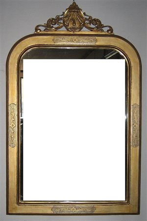 Specchiera con cimasa in legno martellato e dorato cm.106x67 - XIX secolo