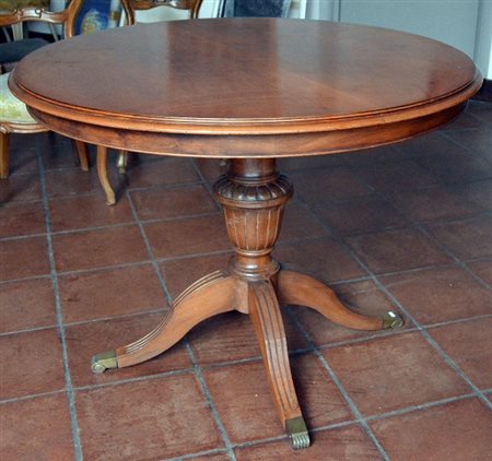 Tavolo rotondo in noce a gamba centrale con piedini in bronzo diametro cm.100...