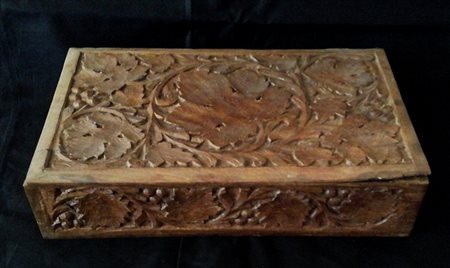 Scatola in legno scolpito a motivi vegetali cm.33x20x7