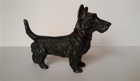 Scultura raffigurante cane in metallo dipinto cm.15x4x11, lievi difetti