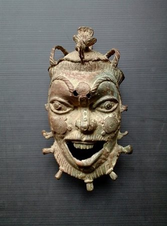 Maschera ciondolo - Etnia Benin - Nigeria bronzo con patina h.cm.20