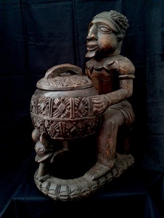 Dignitario con vaso cerimoniale - Etnia Bamileke - Camerun - legno con patina...