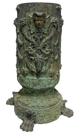Guéridon in bronzo sbalzato, Jules Mêne (Francia 1810 - 1879). H cm 72. Base...