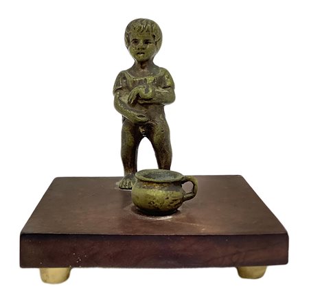 Piccolo bronzo raffigurante bambino con vasetto, XX secolo. H cm 6,2. Base cm...