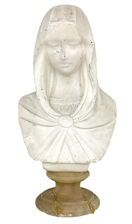 Mezzobusto in marmo bianco raffigurante donna con mantello in testa. Inizi XX...