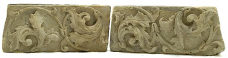 Coppia di frammenti in pietra bianca di Noto, XVIII Secolo. H cm 21 X 45 X...