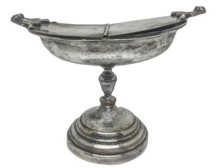 Navetta in argento, secolo XIX. Punzone H cm 13,5. Cm 18x8.