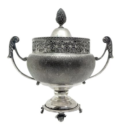 Zuccheriera in argento 800, primi ‘900. H cm 14. Peso gr 200.