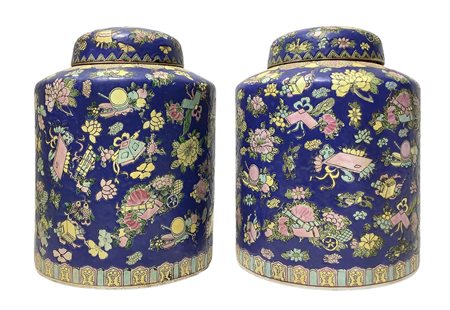 Coppia di potiche cinesi con decori floreali su fondo blu, XX secolo, H cm...