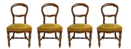 Quattro sedie in legno di i noce, fine XIX secolo. Rottura in una spalliera,...