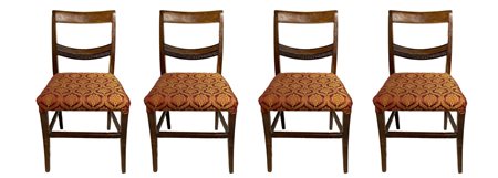 Quattro sedie in legno di noce, fine XIX secolo. H cm 84. Seduta h cm 42.